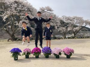 校庭の桜が満開です。ジャンプしてクラス写真を撮りました。