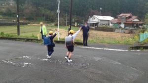 通学時の交通安全指導を行いました。安全確認をして、地域の方に元気よくあいさつをすることができました。