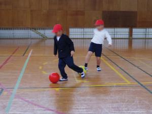 ４月１４日：雨天のため、今日の昼休みはサッカーをして遊びました。二人ともゴールをねらっています。