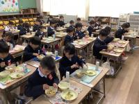 １年生がはじめての給食を食べています