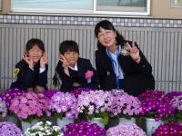 花の前で