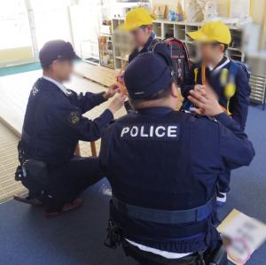宇佐郷警察官駐在所の方が、ヘルメットをかぶること、自転車に鍵をかけることの大切さをとてもやさしく丁寧に教えてくださいました。４月１７日