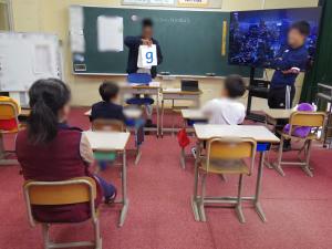 地域の方と一緒にアルファベットの小文字を学習しました。ｐ、ｑなど似たような文字の発音を繰り返し練習しました。