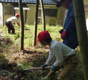 地域の方にご指導いただき、近くの山でたけのこ堀をしました。茹でて調理するまですべて自分たちでしました。おいしそうに食べていました。