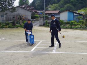 宇佐鄕警察官駐在所の方が、明日の交通指導教室のために白線を引いてくださいました。横断歩道の渡り方や自転車の乗り方をしっかり学びたいと思います。４月２５日