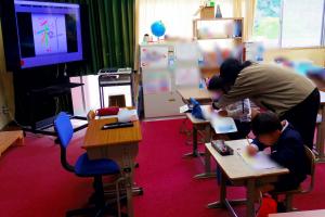 5月1日：守るの先生と漢字の学習をしました。たくさん褒められてうれしそうにしていました。