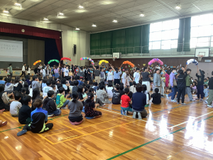 花のアーチをくぐる様子