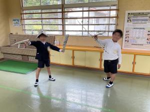 図工の「新聞紙と仲良くなろう」で作品作りをしました。
