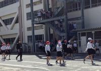 非常階段も使って避難しています
