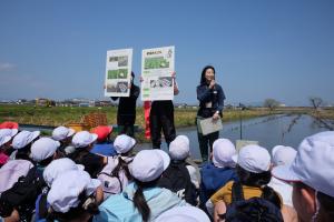 岩国れんこんの話を聞く児童