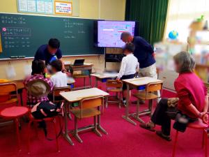 ５月１６日：今日は参観日でした。「ながさを　よそうして　かろう」をめあてとして算数の授業に取り組みました。目で見て、長さを当てるのはなかなか難しいようでした。親子での共同作業となりました。