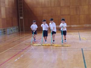 ５月２１日：動きを合わせたり調整したりしながら、体育館のモップかけをしました。