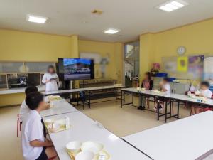 給食センターの栄養教諭の先生が、給食を作っている様子を見せてくださいました。ジャガイモを何百個も手で向いている調理員さんを見て、給食を作る大変さやありがたさがわかったようでした。