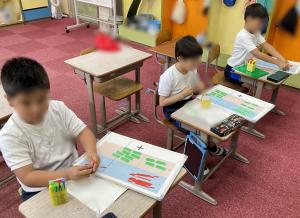 算数では、たし算の筆算に取り組んでいます。数え棒を使って見える化することで、筆算の考え方を理解できるようにしています。