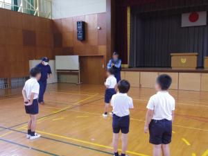 不審者対応の避難訓練をしました。不審者侵入後、子ども達は担任の指示をよく聞き、体育館まで落ち着いて避難することができました。訓練後、不審者から声をかけられたときの「いかのおすし」を実践的に学びました。