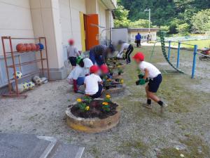 ５月３１日：保護者・地域の方と一緒に花植えをしました。今年度も花いっぱいのきれいな学校にできるよう大切に育てていきたいと思います。