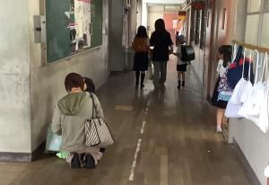 それぞれの教室で引き渡し
