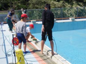 ５月３１日：保護者・地域の方（中学生も）にご協力いただき、プール清掃を行いました。きれいなプールで、地域のみんなでプールを楽しめたらと思っています。詳しくはプール開放のチラシをご覧ください。