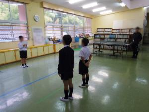 6月3日：６月の月初めの会では、児童から早口言葉の発表がありました。また、校長から、相手の話を聞くことの大切さや錦中学校区で取り組む語先後礼についての話をしました。美しい姿勢での気をつけや礼を練習しました。