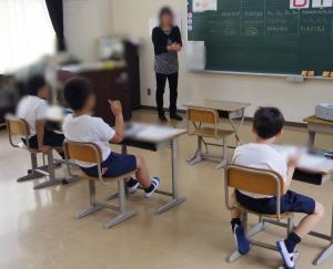 6月9日：音楽では、「かえるの歌」の輪唱をしました。体を動かしてリズムをとりながら元気よく歌えていました。