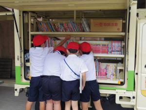 6月12日：今日は自動車図書館の日でした。お目当ての本を見つけようと必死な子ども達です。
