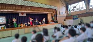 ６月１３日には、岩国市合併２０周年記念ファミリーコンサートに参加しました。おんがくこうじょうの生演奏や体操のお兄さん後藤けいしんさんのパフォーマンスに合わせて、体をしっかり動かしながら、錦町のみんなで音遊びを楽しむことができました。