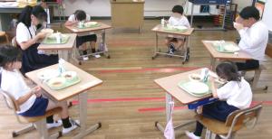 １・２・６年生　給食
