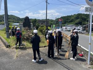 祖生柱松記念碑除草作業