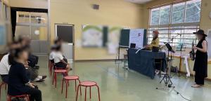 学校公開２日目の午後は、「音楽って楽しい！手回しオルゴールとサックスの演奏会」を行いました。国際的に活躍する音楽家の演奏を間近で鑑賞することができ、大変幸せな時間でした。オルゴールの作曲シートの穴あけ体験もさせていただきました。