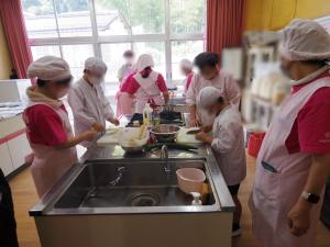 7月4日：食生活改善推進員の皆様にご指導いただきながら、ホワイトサラダとヨーグルトパフェを作りました。やさしくていねいに教えていただいたおかげで、子ども達は料理を楽しみながら、食への関心を高め、その大切さを感じることができていました。