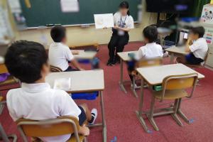 7月8日：養護の先生による読み聞かせがありました。最初から最後までお話に聞き入っていました。定期的に読み聞かせを実施していきます。