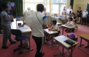 7月11日：民生委員・児童委員の皆様が外国語活動を参観してくださいました。暑い中ご来校いただきありがとうございました。