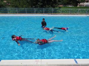 7月16日：着衣水泳をしました。リラックスして水に浮くことは難しく、命を守るためにライフジャケットが大切であることが体験的に理解できたようでした。​