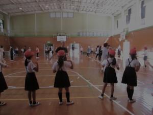 7月16日（水）地域の方や「ほほえみの会」の皆さんと盆踊りの練習をしました。