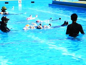 7月8日（火）山口防災探究会による「浮いて待て」講習会があり、5・6年生が参加しました