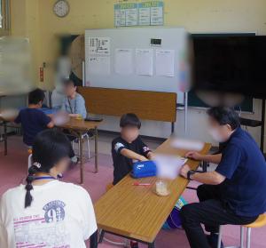 7月22日：サマースクール１日目：地域の方に教えていただいたり、丸付けをしていただいたりしながら、夏休みの学習を一人ひとりのペースで進めました。やさしく丁寧に教えていただきありがとうございました。