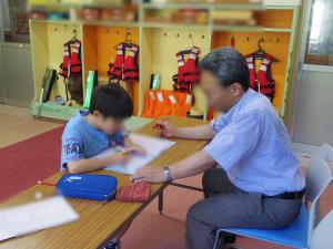 7月24日：サマースクールでは、錦中学校の校長先生が直々に指導してくださいました。笑顔でわかりやすく教えていただき、とても楽しそうに学習していました。小中の連携、ありがたいです！