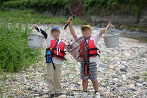 8月22日：宇佐川でさかな釣りをしました。鮎が跳びはねるのを見て、わくわくしながら釣りをしました。残念ながら釣り上げることはできませんでした、気持ちよく釣りをして笑顔でポーズを決めました。