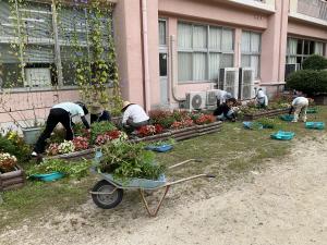 8月23日：児童・教職員・保護者・地域の皆さんで草刈り、草抜き作業を行いました。花壇や運動場が見違えるようにきれいになりました。これで2学期を気持ちよくスタートさせることができます。暑い中での作業、大変お疲れ様でした。