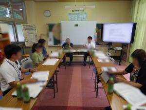 8月27日：第3回学校運営協議会を実施しました。学校評価の結果を確認し、課題である読書習慣の定着に向けた取組について熟議を行いました。