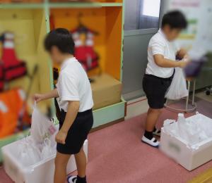 9月10日：運動会の「いっぱい釣りましょう」で地域の方に釣っていただく参加賞の袋詰めをしました。地域の方が釣りやすいよう、袋の持つところが丸くなるように結びました。