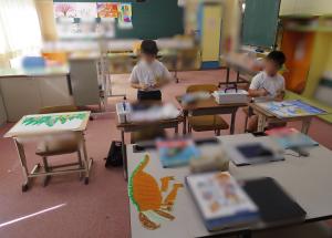 9月17日：図工では、読書感想画に取り組みました。しっかり塗り込んで、感じたことを表現していました。