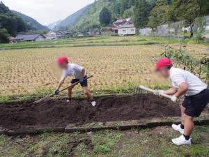 9月24日：畑を自分たちで耕して大根と小松菜の種まきをしました。
