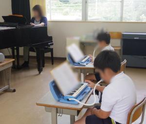 9月29日：音楽では、玖北音楽会の合奏で披露する鍵盤ハーモニカに取り組んでいます。繰り返し練習して指の動きを身に付けようと頑張っていました。