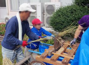 10月9日：千歯こぎを使って脱穀をしました。
