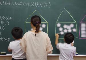 10月14日：スクールカウンセラーによる授業を実施しました。友達や自分の良いところを紙に書いて黒板に貼りました。たくさん見つけて書くことができました。自分と友達の良いところを認めて、大切にしていきたいですね。