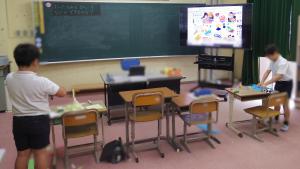 10月16日：図工では、折った紙が開く仕組を利用して、動きを楽しみながら「サメ」や「カジキ」を創作しています。