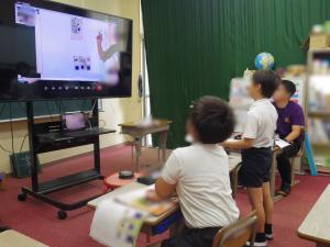 10月20日：河内小学校とのオンライン学習（道徳）を実施しました。「ある日のくつばこで」を教材として、心が曇ったり晴れたりする主人公の心情ついて意見を出し合い、自分ならどうするかを考えました。