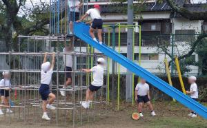 10月21日：錦清流小学校と合同学習を行いました。昼休みには、鬼ごっこをして遊びました。鬼になってなかなか次の鬼を当てられなかったり、足が速い人に追いかけられたりと貴重な経験をすることができていました。
