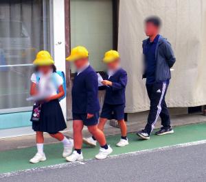 10月22日：昨日は、合同学習終了後に錦町の商店街を地図を見ながら探検しました。錦清流小学校の友達がやさしく案内してくれました。